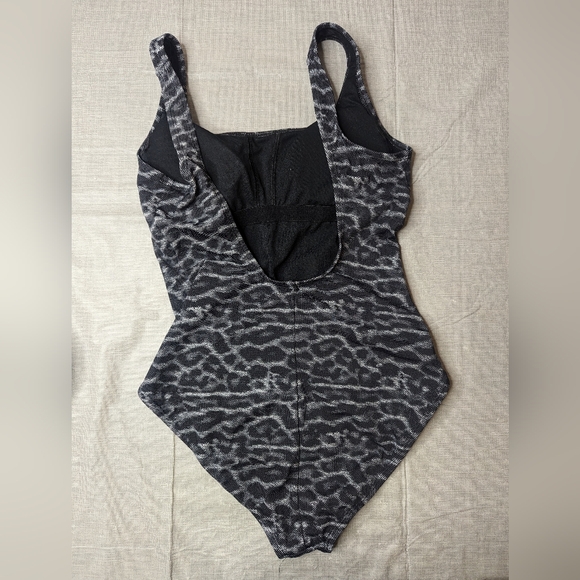 Nike Women Size Medium One Piece Competitive Swimsuit Black Grey Animal Print - Picture 5 of 9